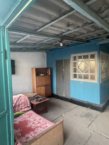 продаю дом аламедин рынок муса жалил: 36 м², 3 комнаты, Старый ремонт С мебелью