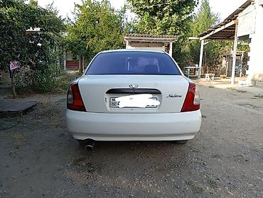 Daewoo: Daewoo Nubira sedan - Kuzov: 4 qapılı sedan, ağ rəng - Ban dizaynı — 1