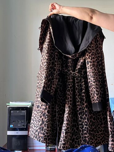 женские длинные кофты: Leopar naxışlı qadın palto - Model: Kapüşonlu, beldən kəmərlidir -