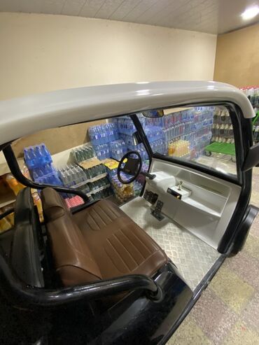 Mercedes-Benz: Elektrik qolf karı - Gövdə: Qara rəng, ön hissədə reflektor