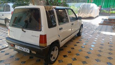 машина алмашу: Белый автомобиль Daewoo Tico с пятидверным кузовом хэтчбек. Модель