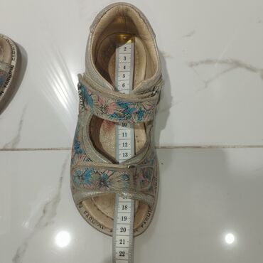 Детская обувь: Детская обувь на девочку . 1.Демисезонные ботинки 400сом размер 30 — 8