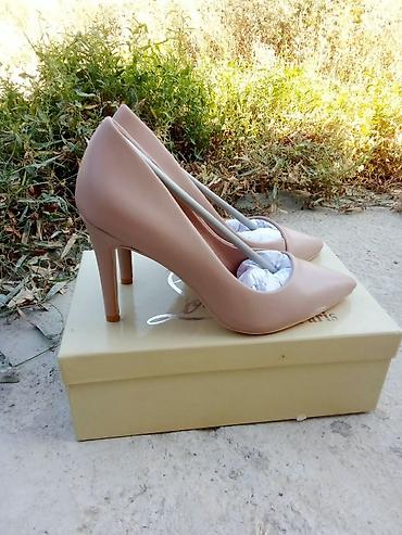 мед форма женская: Туфли, 36, Christian Louboutin, Новый, цвет - Бежевый, Самовывоз — 1