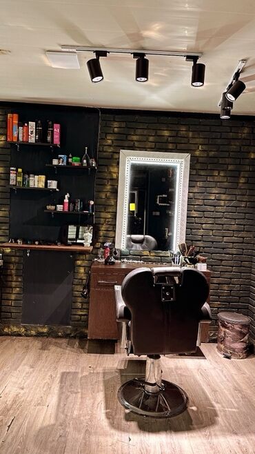 Hazır biznes: 📍 Gənclik metrosu yaxınlığında tam hazır bərbər salonu satılır — 9