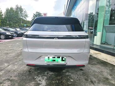 Другой электротранспорт: Электромобиль-кроссовер (5 дверей, 5 мест) в светло-сером цвете — 5