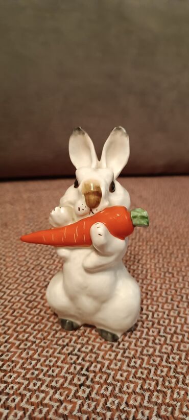 фарфор сувениры: Статуэтка «Заяц с морковкой», ЛФЗ, 1950-60 годы, скульптор Чарушин