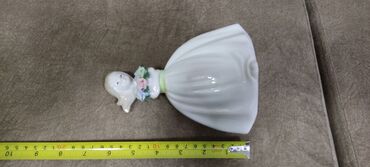 Heykəlciklər: Статуэтка . Девушка с букетом . Высота 16 сантиметров — 12