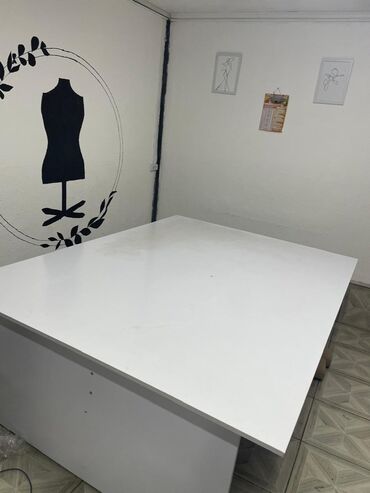 Мебель: Офисный Стол, цвет - Белый, Б/у