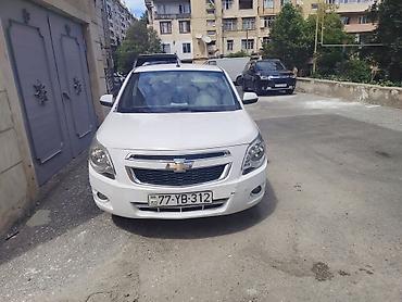 Chevrolet Cobalt sedan – ağ rəng, 4 qapı, AZ nömrə nişanı. Şəhər və