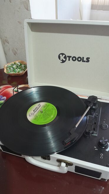 nerd dasi: KT Tools “Nostalgic K344” portativ vinil pleyer (kofertip pikap) -