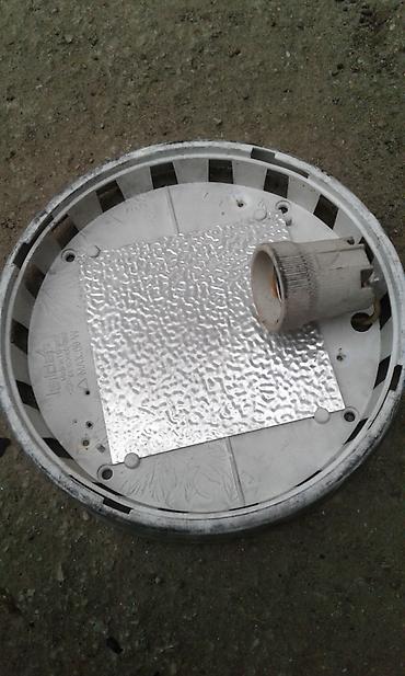 Tavana vurulan işiq plafonu satılır. 2 ədəd var. Biri 5 manat