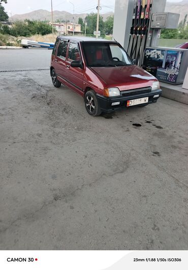 мини электромобиль: Компактный городской автомобиль Daewoo Tico красного цвета. Модель