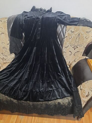 платья из велюра: Платье велюровый Дубайские 
размер 50-52-54
3500 сом
