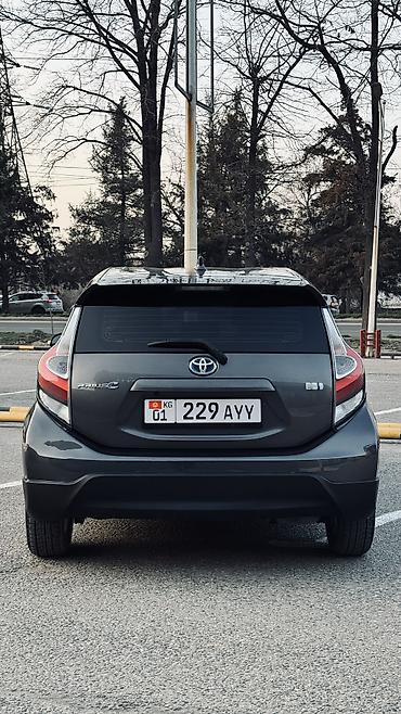 Toyota: Toyota Prius C: 2017 г., 1.5 л, Вариатор, Гибрид, Хэтчбэк — 4