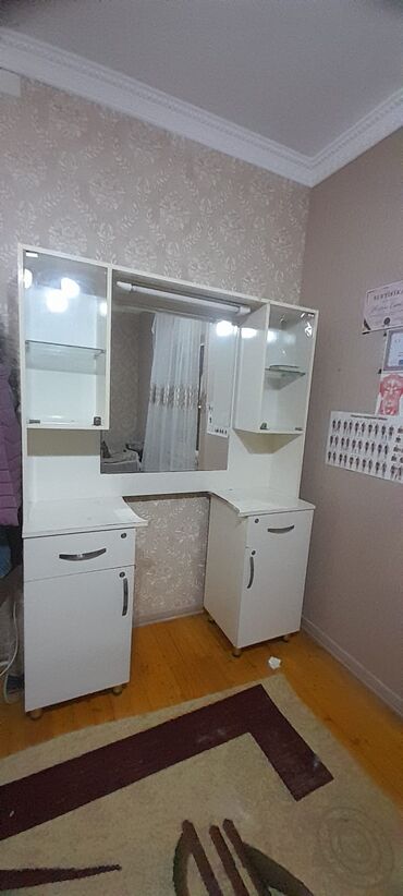 salon şkaflari: İşlənmiş, Saş kəsimi üçün masa, Güzgülü
