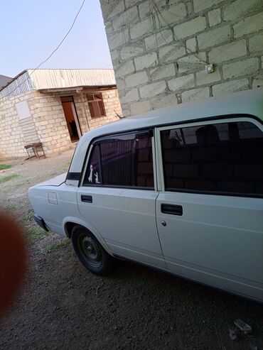 VAZ (LADA): Ağ rəngdə olan bu Lada avtomobili gündəlik istifadə üçün uyğundur