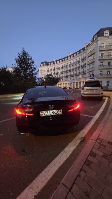 Honda: Honda Accord sedan – qara rəng, 4 qapılı, şəhər/tras üçün komfortlu və — 8