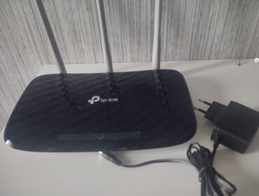 Modemlər və şəbəkə avadanlıqları: Qara rəngdə olan TP-Link marşrutizatoru evdə və ya ofisdə internetə lalafo.az -da Modemlər və şəbəkə avadanlıqları: Qara rəngdə olan TP-Link marşrutizatoru evdə və ya ofisdə internetə