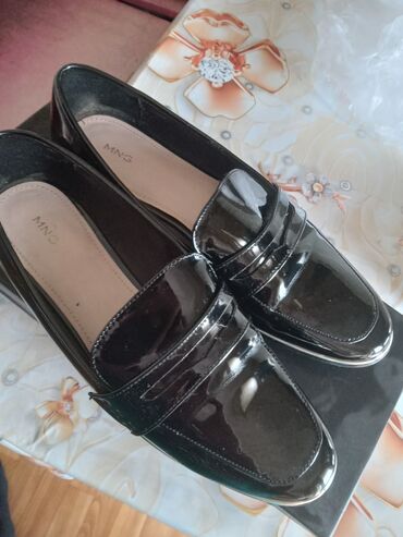 Туфли: MNG qadın loaferləri - Rəng: Parlaq qara (lak effektli) - Model