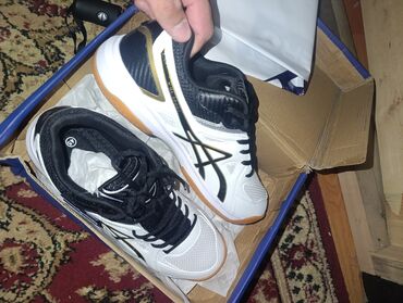 обувь рабочий: Asics волейбольные новые на размер больше оказались