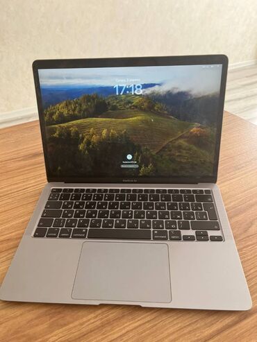 mac air: Intel Core i3, 8 GB, 13.3 "