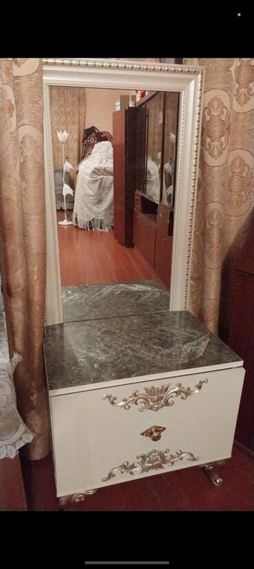 Qonaq otağı dəstləri: Klassik üslubda qonaq otağı dəsti Komplektin tərkibi: - İki qapılı — 3