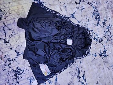 Пуховики и зимние куртки: Пуховик Moncler, темно-синий/черный цвет. есть затяжка на капюшоне и с — 10