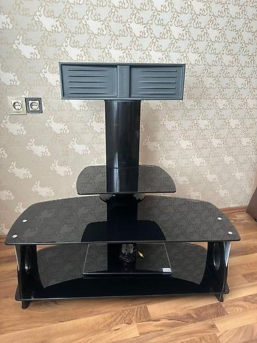 ТВ-стенды: Televizor altlığı – şüşə və metal kombinasiyalı, qara rəng. - Üstündə — 2