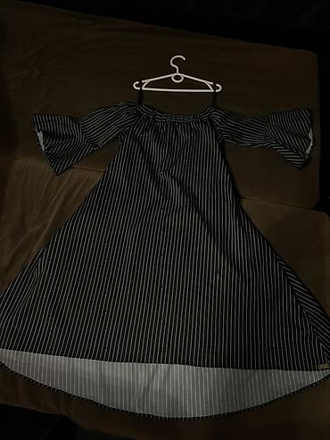 Повседневные платья: Платье в черную тонкую вертикальную полоску. - Модель: свободного — 3