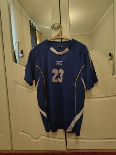 футболка месси: Синяя спортивная футболка Mizuno с короткими рукавами. На футболке