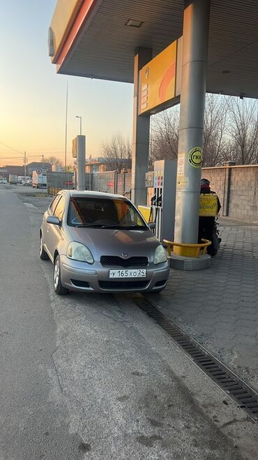 авто москва: Toyota Vitz - компактный хэтчбек в серебристом цвете, идеально