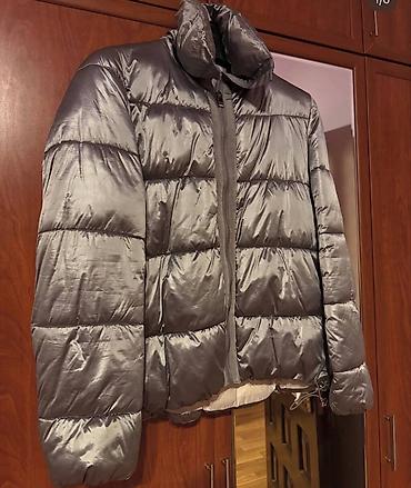 Gümüş-boz rəngdə qısa şişmə qış gödəkçəsi - Model: Puffer tipli, qısa