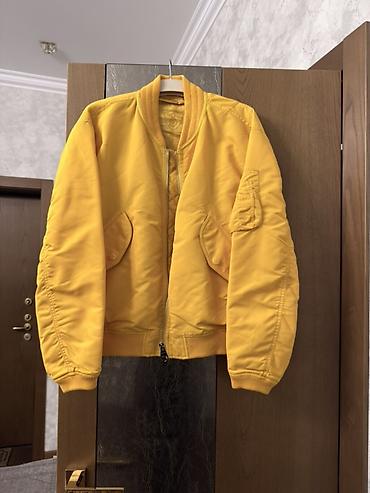 bomber kurtka: Burberry bomber gödəkçə – parlaq sarı rəngdə. Xüsusiyyətlər: - Brend — 1