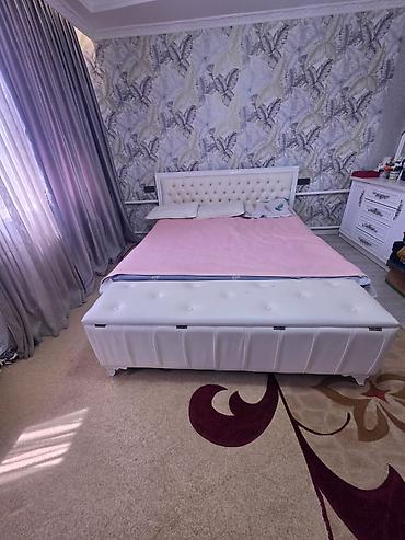 Двуспальные кровати: Двуспальная кровать с мягким изголовьем + банкетка - Размер спального — 1