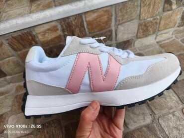 Patike: New balance 327 patike

Novo
Brojevi 36 do 46

fb Moja Kupovina 1 — 5