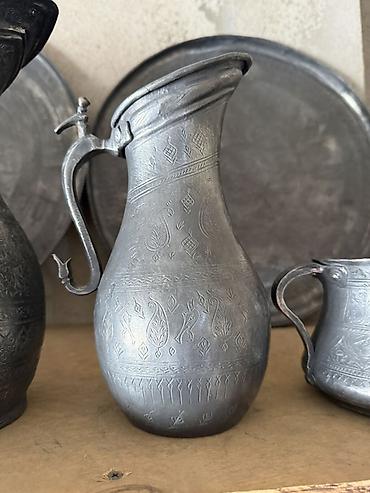 balaca qazan: Əl işı mis/boz rəngli metal sürahi və sini dəsti - Material: döymə — 5