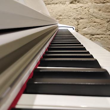 Musiqi alətləri: Elektro piano Kurzweil M 90 Polifoniya:64 Klaviçlər:88 Səslər:16 — 4