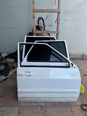 2 ci perde: Avtomobil üçün ağ rəngli кузов detalları dəsti satılır. Şəkillərdə 3 — 3