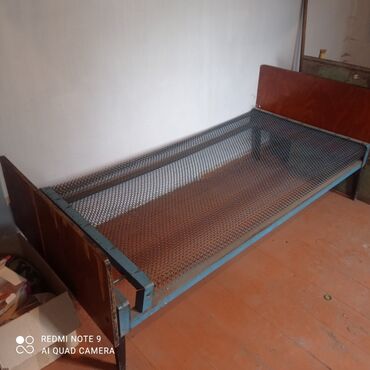 односпальные кравати: Продам кровать. сетка, СССР, б/у.есть 3 шт. Самовывоз. Цена 2000 сом
