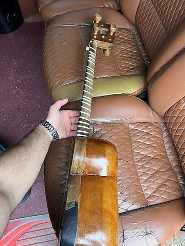deri çanta: Satılır tar aləti. Milli simli musiqi alətidir. Şəkillərdə göründüyü — 2