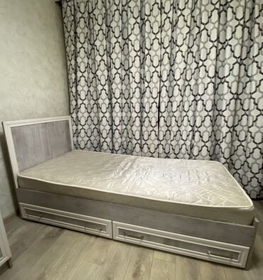 двух спальний кровать бу: Полутороспальная кровать, Материал каркаса: ЛДСП, Б/у, длина - 200 см, Ширина: 95 см