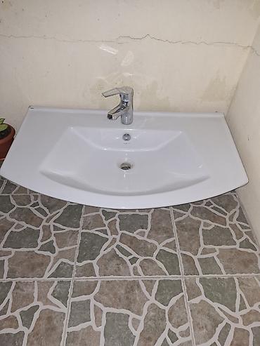 Mətbəx/hamam üçün keramika üzlüklü divarüstü əl-üz yuma lavabosu. 80
