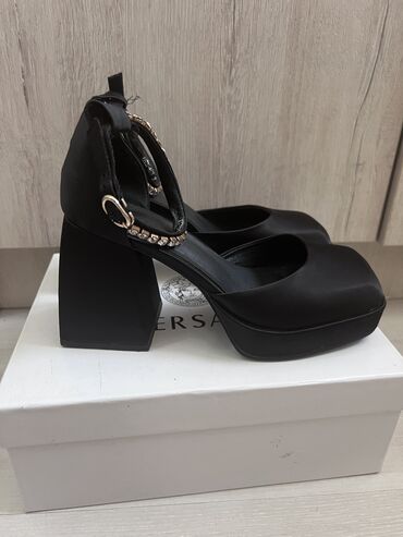 Туфли: Туфли, 35, Versace, Б/у, цвет - Черный, Самовывоз