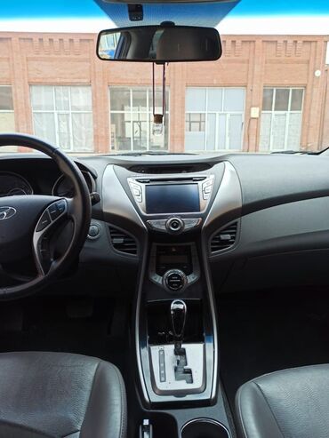 Hyundai: Hyundai Elantra sedan – tünd mavi rəng, aerodinamik kuzov və xrom ön — 10