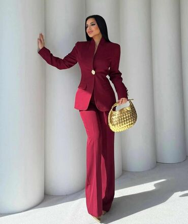 Kostimi: Elegantno žensko odelo u više boja, sa sakoom i pantalonama. Sako ima — 5