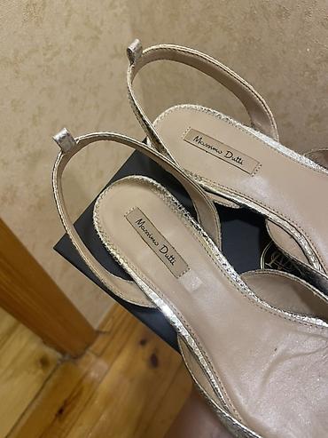 Basanoşka və səndəllər: Massimo Dutti qadın baletka-sandal modeli - Rəng: metalik gümüş - — 2