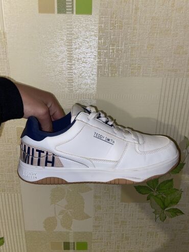 женские зимние замшевые ботфорты: Teddy Smith kişi krossovkaları - Rəng: ağ, tünd mavi detallar ilə -