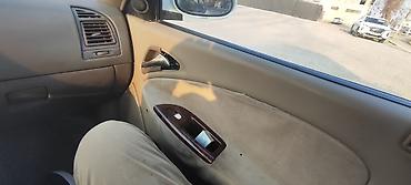 Другие автомобили: Белый седан компакт‑класса с передним приводом. Кузов 4‑дверный, на — 13