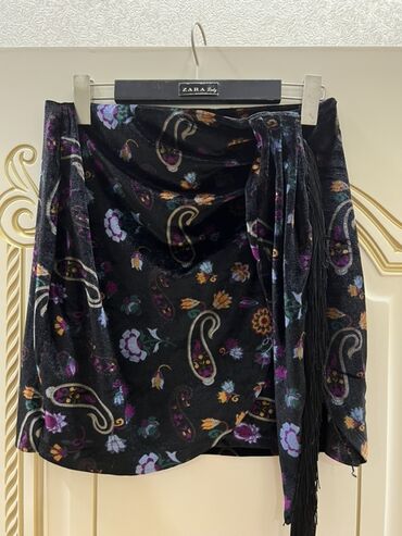 женские стеганые юбки: ZARA Woman ətək - Model: sarıqlı, qısa ətək - Rəng: qara fon üzərində