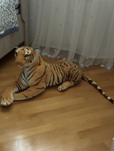 желтые детские футболки: 50 manata alinib 5manata satilir Boyuk ölçülü pələng yumşaq oyuncağı